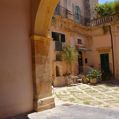 Sud Room Palazzo Rau Della Ferla Noto Exterior foto